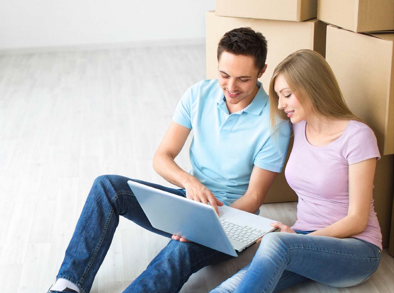 couple during move in day